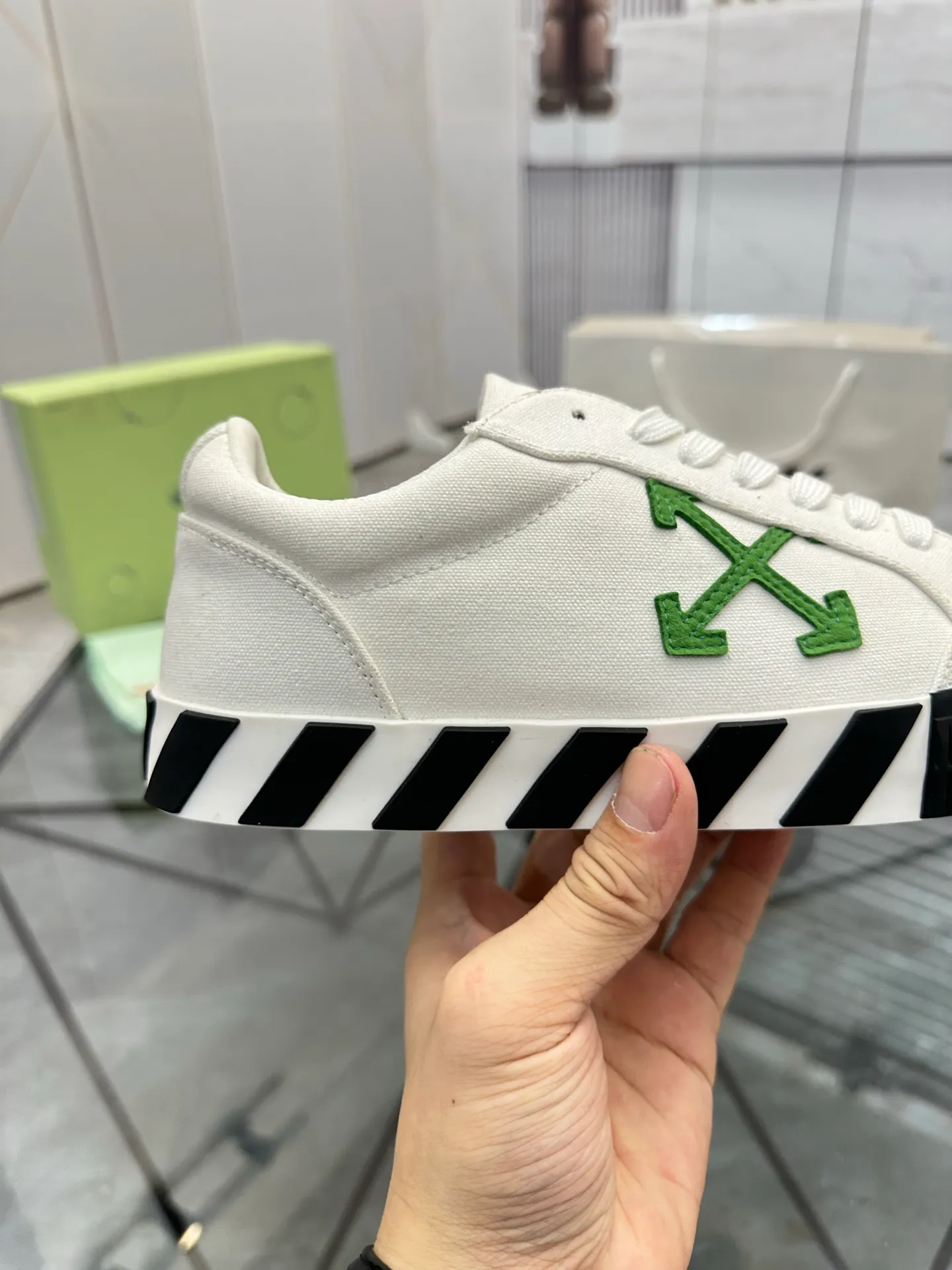 Selling men's shoes 💰: 💰P440¥ Product trademark: OFF WHITE *"OFF WHITE*" low-top casual shoes Regular size: 35-45 (can be customized to 46) Couple style Product materials: Original fabric from the upper counter, breathable lining, original outsole. No.: H203